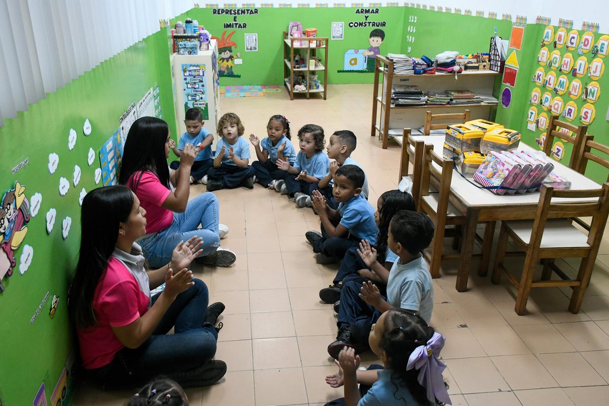 _LaAvanzadora's tweet photo. Como maestra me siento emocionada de ver nuestros centros educativos rehabilitados, equipados y hermosos. Pdte. @NicolasMaduro, sus maestros y maestras estamos cumpliendo con el Gobierno Bolivariano.

@MPPEDUCACION https://t.co/MgiqmjI3zU