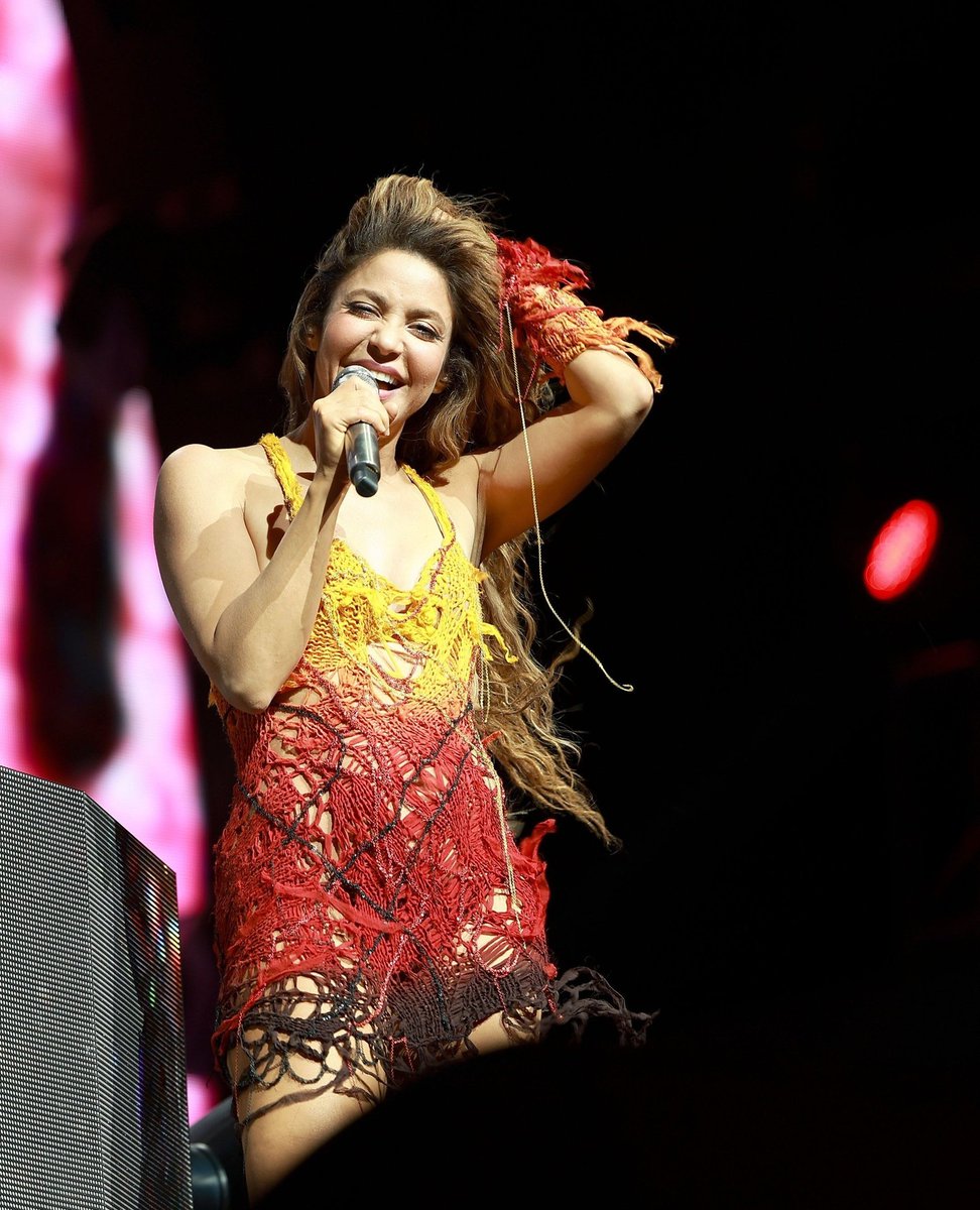 Shakira fue la invitada sorpresa de Bizarrap durante su presentación en Coachella. 😏🔥 La cantante aprovechó la oportunidad para anunciar su gira internacional. 🎶⁠ 📸: Getty⁠