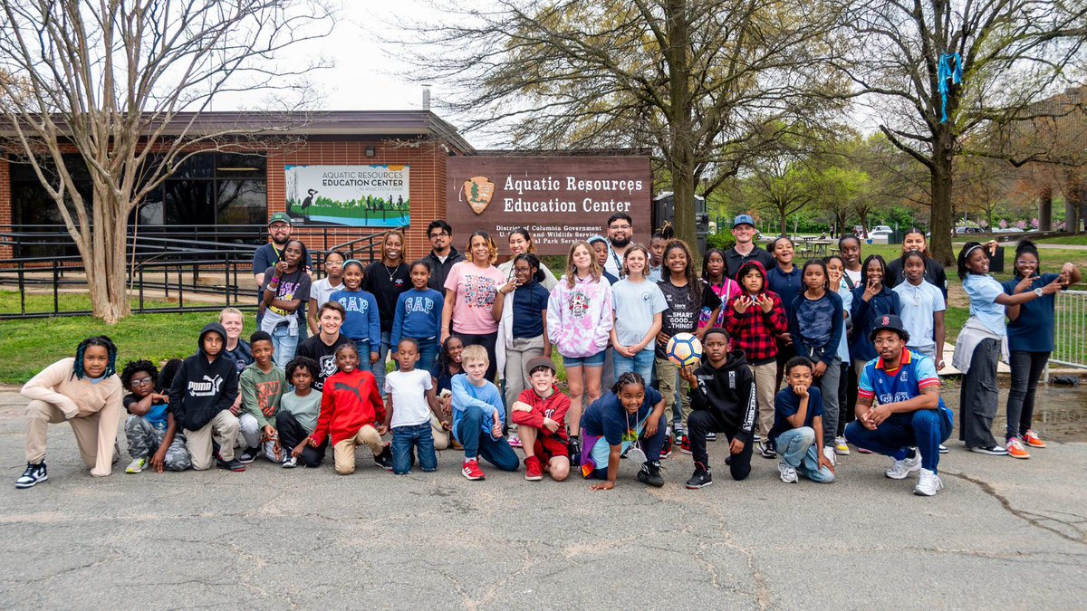 It’s service-learning season! 🥰 This spring, poet-athletes @nevalthomasES and @VanNessDCPS are working with @mancity and @Xylem to learn about protecting D.C.’s waterways. Check out the photos from their research field trip to @DOEE_DC's Aquatic Resources Education Center! 🐟💧