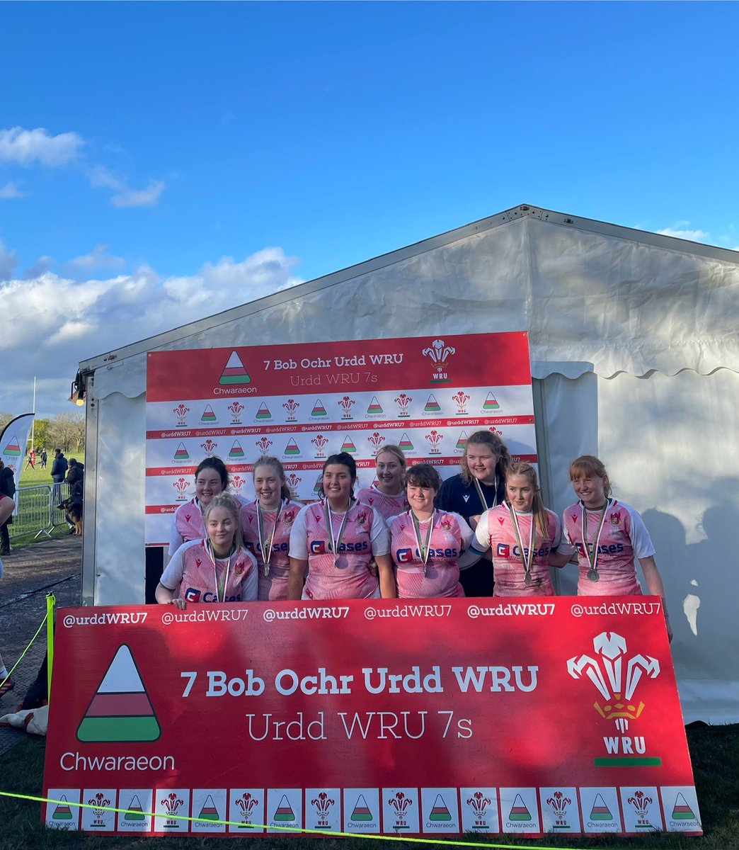 UrddWRU7's tweet photo. Llongyfarchiadau mawr i enillwyr y Cwpan #UrddWRU7 merched Bl.12-13 :

A massive congratulations to the winners of the Girls Yr 12-13 #UrddWRU7 competition:

🥇@coleggwent 
🥈@LlandoveryColPE

Da iawn pawb!👏 https://t.co/b70M4EZKvs