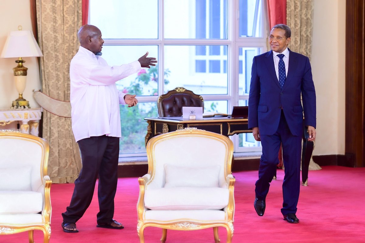 .The former President of Tanzania, H.E Jakaya Kikwete, paid a courtesy call on President Museveni at @StateHouseUg, Entebbe. The two leaders discussed the opportunities for a unified East African market. #WhiteBearNews @KagutaMuseveni