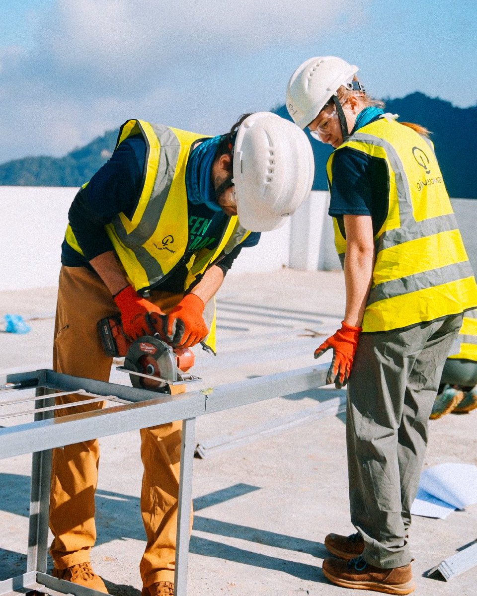 BeastPhilanthr's tweet image. So with the help of our long-term partners @GivePowerFdn and volunteers at @theGREENprogram, we flew to Nepal to power this mountain and turn what was once a broken building with no electricity, into a fully operational hospital..