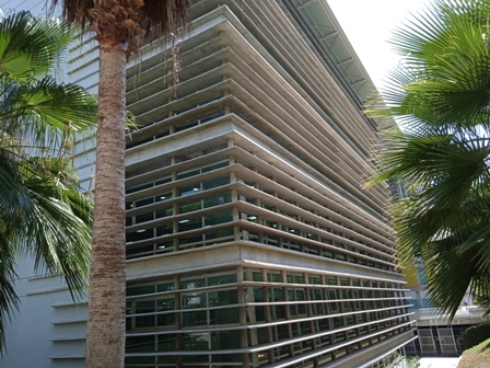 Edcruzideas's tweet photo. #arquitectura 
 "Centro Cultural UCAB", 2013, arquitectos Francisco Pimentel y Oscar Capiello,  con alta tecnología, espacio, color, etc.   Contiene salas de exposiciones, de eventos, Biblioteca Central, archivos, otros. Y un  mural de Juvenal Ravelo.   
 #arte #UCAB #photography https://t.co/PbSQwZrldF