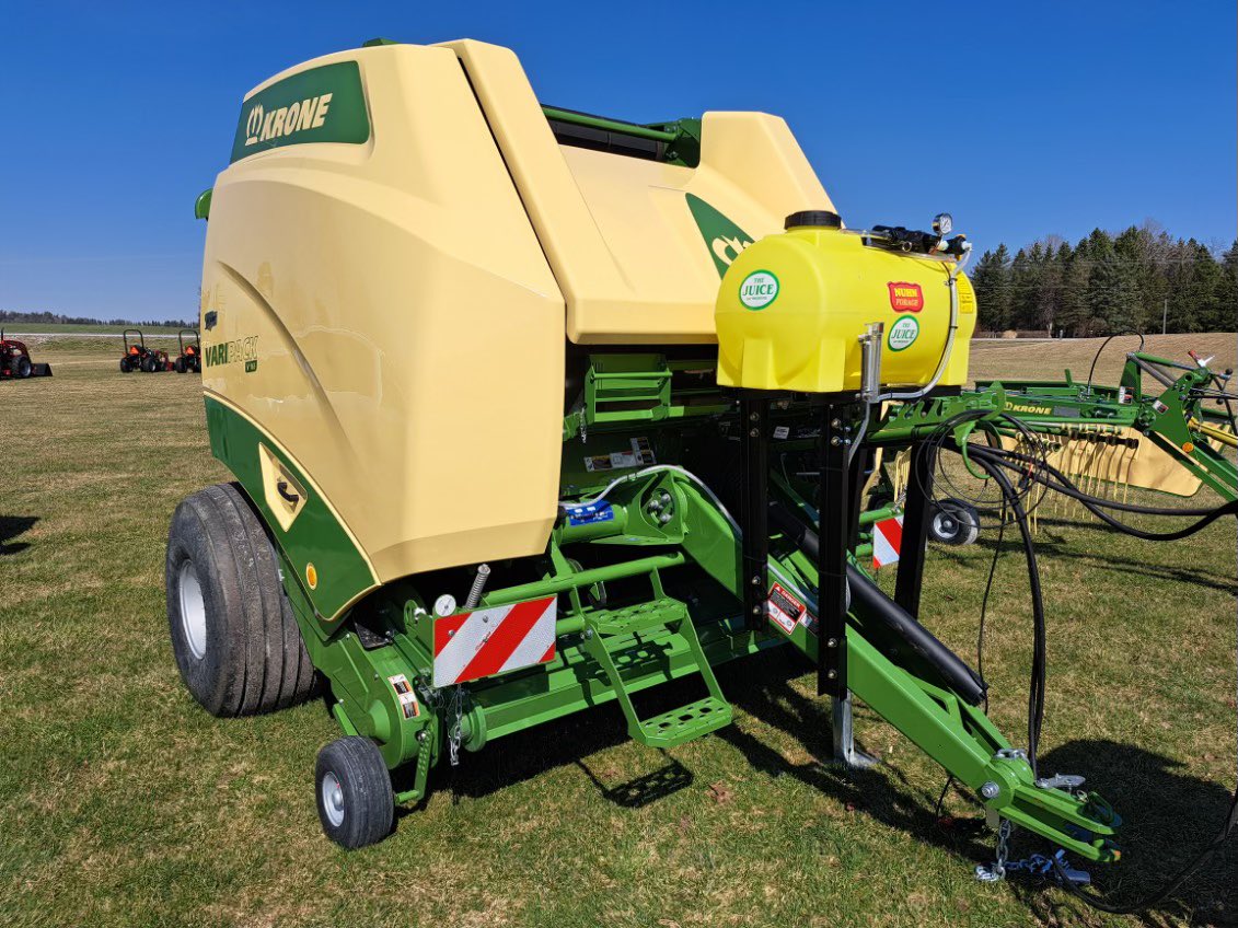 NuhnForage's tweet image. It&apos;s time to get ready for the 2024 hay season! Check out some of these new applicators that are ready to #MakeSeriousHay
#TheJuice #JuiceKeepltCool #CanadianAgriculture #MadelnCanada #hay2024