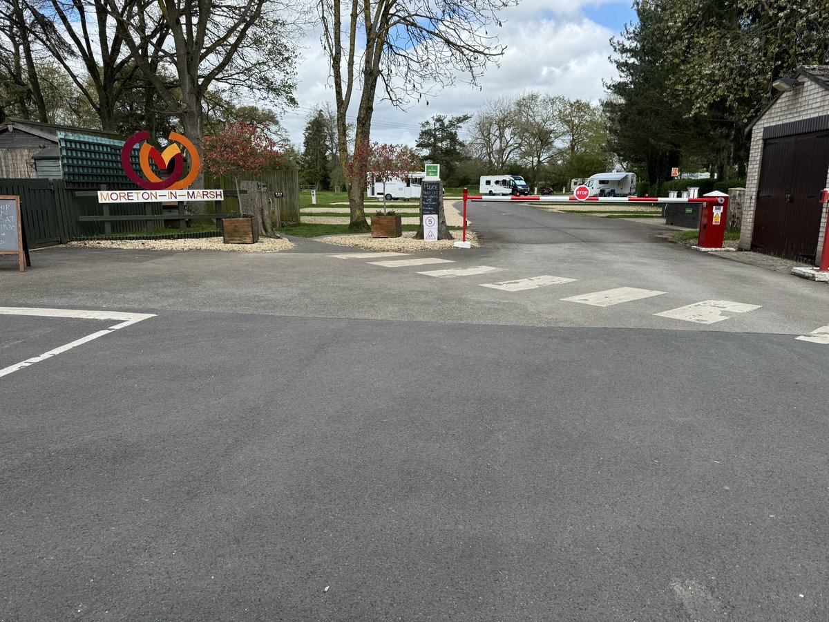 TravelWTK's tweet photo. It would be rude not to pay a visit to Bourton on the water, whilst staying at Moreton club site #caravanandmotorhomeclub #caravan  #touringwiththepups #travel #touring #mortononthemarsh #bourtononthewater https://t.co/rVFRIh9Rqx