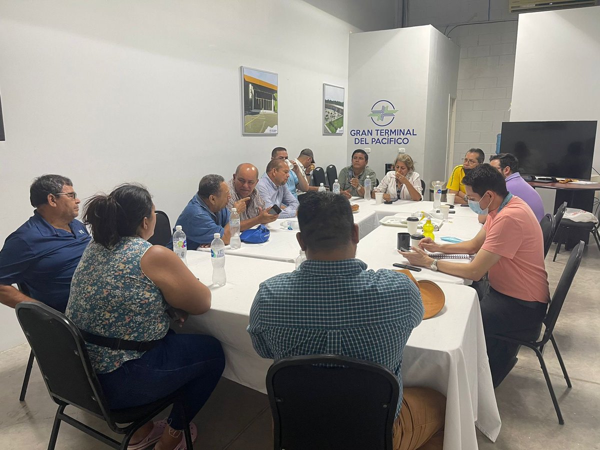 GRAN_TERPA's tweet photo. El mercado siempre ha sido parte de nuestros acuerdos, en ésta ocasión representados por las sras Doris Vaquedano y Yamileth Flores. https://t.co/AINEncNrtT
