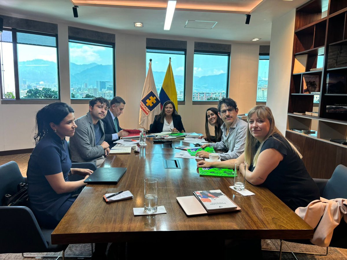 🔴Hoy estuvimos con la Fiscal General de la Nación, Luz Adriana Camargo, y Hugo Tovar, director especializado contra las violaciones a derechos humanos de la <a href="/FiscaliaCol/">Fiscalía Colombia</a> para presentar los hallazgos de nuestros informes: El Estado de la impunidad, Ni un minuto de silencio, Tiros