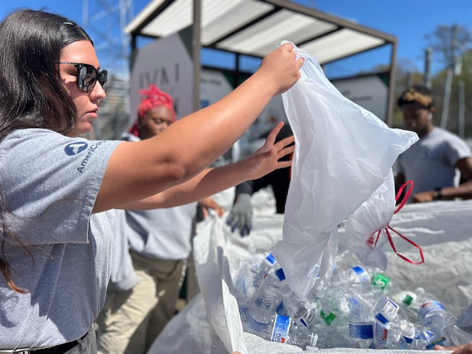 #ICYMI An @AmeriCorps NCCC team was highlighted for their service with @KPJXNBeautiful, collecting 18,000 pounds of water bottles, visiting three community gardens, and plans to educate students on the impacts of littering and pollution. Read more: americorps.gov/blogs/2024-04-…