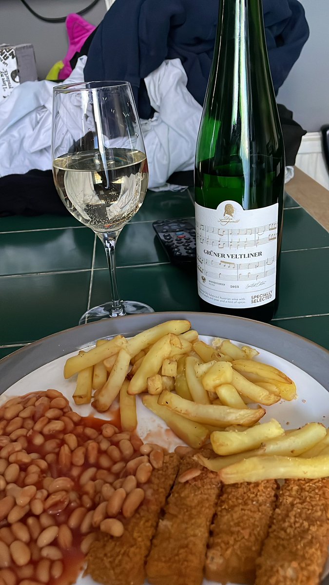 lauzjp's tweet image. dinner on the #breadline  #BrokenBritain     fish fingers, chips, beans, &amp;amp; a gorgeous Veltliner