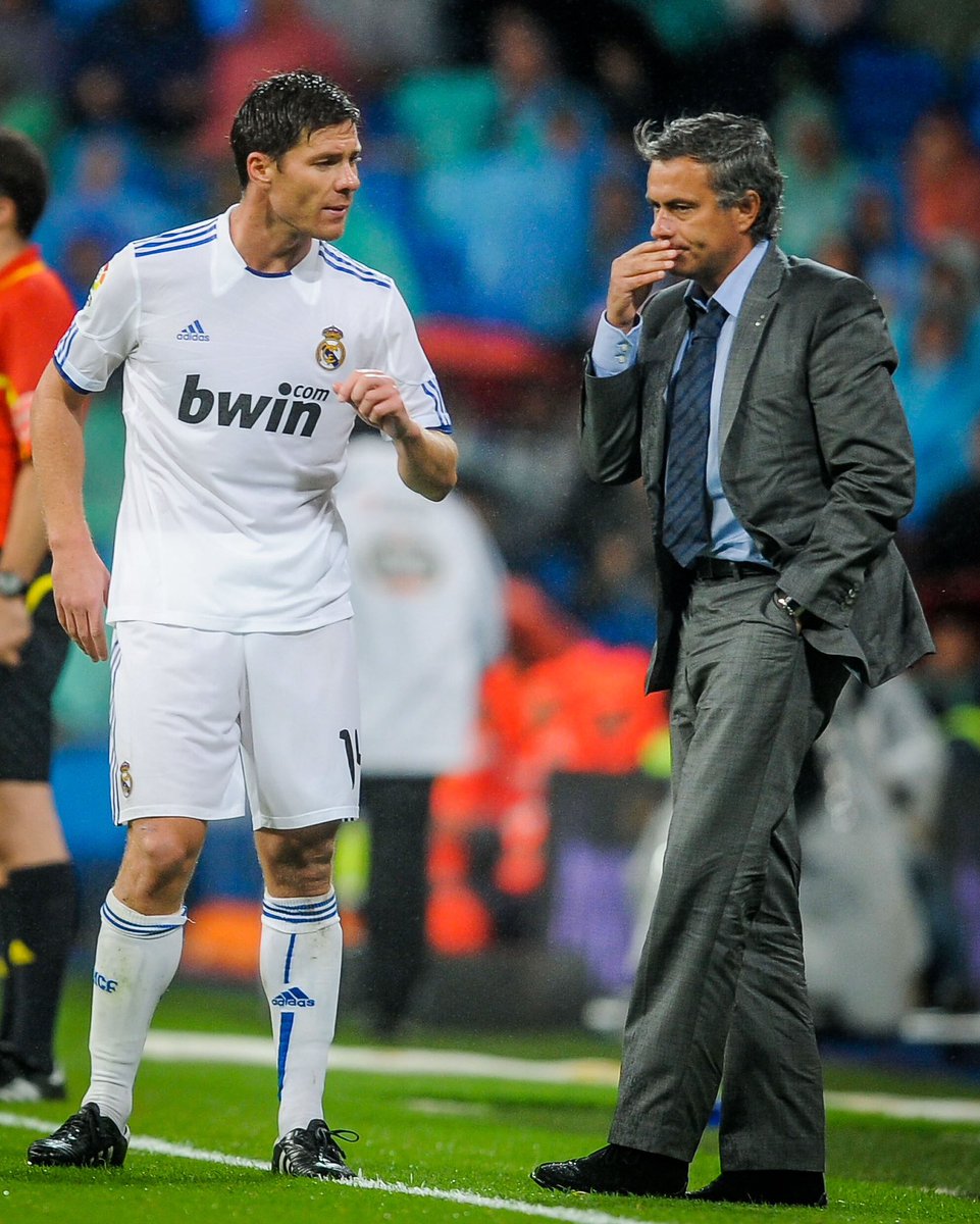 🤯🧠 En 2019 le preguntaron a Mourinho qué jugador dirigido por él podía convertirse en un buen DT. Atentos a su respuesta:

“Diría Xabi Alonso. Creció parecido a mí, con un padre jugador y entrenador.

Luego se convirtió en futbolista, por supuesto mucho mejor que yo, en un