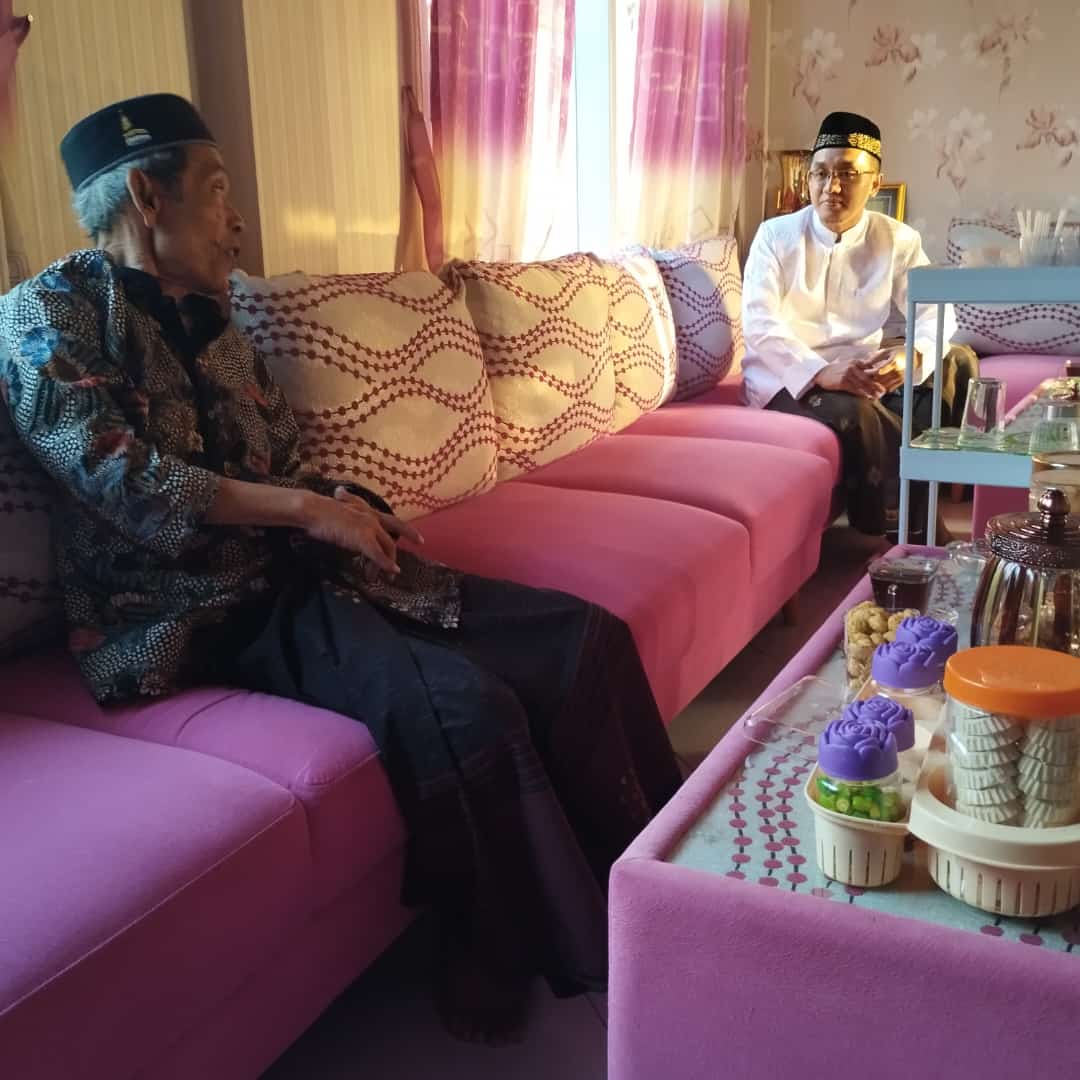 Dua Mufassir Nusantara, Syaikhina DR. KH. Afifudin Dimyathi dengan Tafsir Hidayatul Qur'an nya <a href="/darululum_id/">Ponpes Darul 'Ulum Jombang</a> dan KH. Zamroji Halim dengan Tafsir Al Mu'tasham nya atau abah dari Sidi <a href="/BabaNaheel/">Baba Naheel Bahal</a> 

#UlamaNusantara #EidulFitr2024
