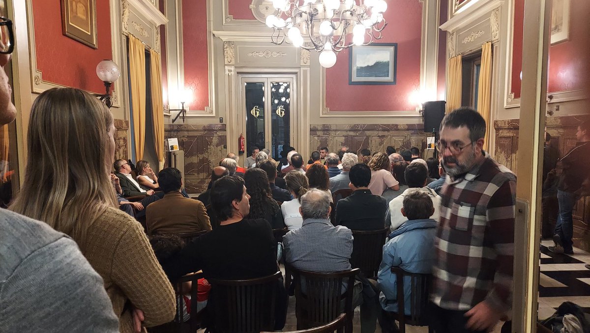 Ple absolut al Casino de Girona per presentar el llibre de <a href="/xevimasachs/">Xevi Masachs</a> Endavant Girona! Amb  <a href="/eduardsola/">Eduard Solà</a> <a href="/MiquelAgutRiera/">Miquel Agut</a> i Papi Guardiola fotent conya. <a href="/penguinllibres/">Penguin Llibres</a>