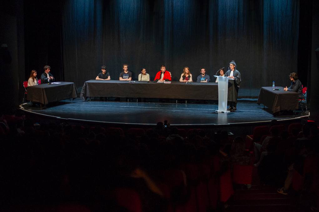 Devant 550 lycéens à Pontivy, un procès fictif pour appréhender la question du consentement. Changer nos représentations, mieux qualifier le viol, appréhender dès le plus jeune âge ce qu'est le consentement... c'est toute la société qui doit s'y engager.