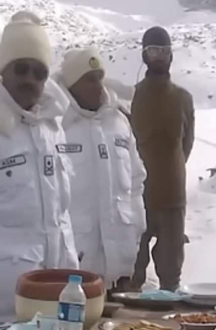 These images capture the moment when the current COAS Gen Syed #Asim Munir visited soldiers stationed at forward posts at an altitude of 21,000 feet on the occasion of Eid ul Fitr at Siachen.
He was Commandant FCNA back then.
Proud to have such a brave man leading #PakArmy.