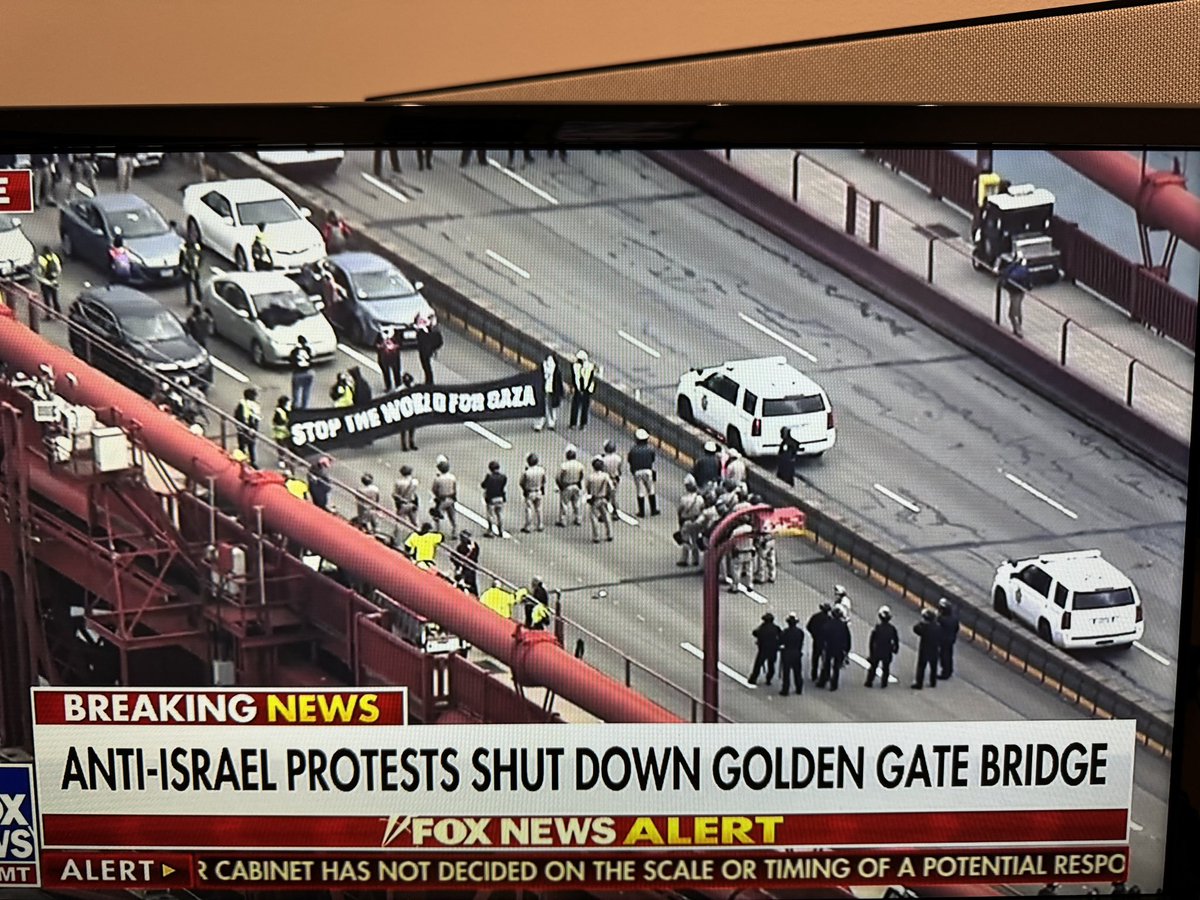 BillMelugin_'s tweet photo. Live on @FoxNews right now: California law enforcement not doing much as a handful anti-Israel protesters with a sign saying “stop the world for Gaza” blocks vehicles on the Golden Gate Bridge with traffic backed up as far as the eye can see. https://t.co/w2A86nULwS