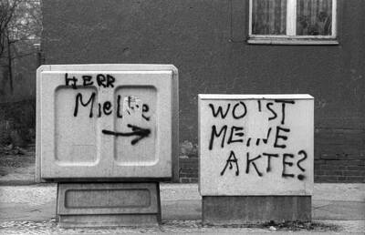 fschlappack's tweet photo. Ich frage mich nicht mehr, ob man für die falsche Meinung wie in der #DDR verfolgt wird, nur wann ich angeklagt werde. #Undemokratie wie #Faeser, #Haldenwang und Co. darf ich nicht mehr kritisieren weil sie sich für den #Staat halten, dann greift §90a.
https://t.co/lreC47cfPq https://t.co/zWjIMyI773