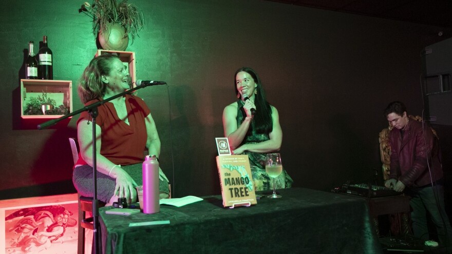 wgcu's tweet photo. Dive into an exclusive live edition of the #GulfCoastLife Book Club featuring @ATometich and her book "The Mango Tree": https://t.co/ZDbcS8x6mj

✍️ Cary Barbor, Mike Kiniry/WGCU
📸 Amanda Inscore Whittamore https://t.co/DW76mgRa5V