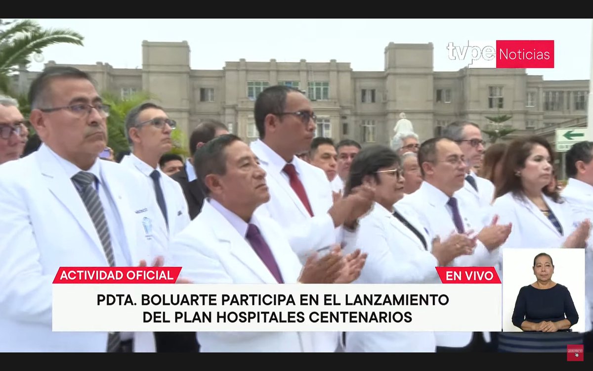 Dina Boluarte fue abucheada en una actividad pública en el hospital Loayza. Dijo que 'los gritos o los odios a la patria no nos van a detener'. Esta es la cara de los médicos que aplaudían a la señora Boluarte. 👇