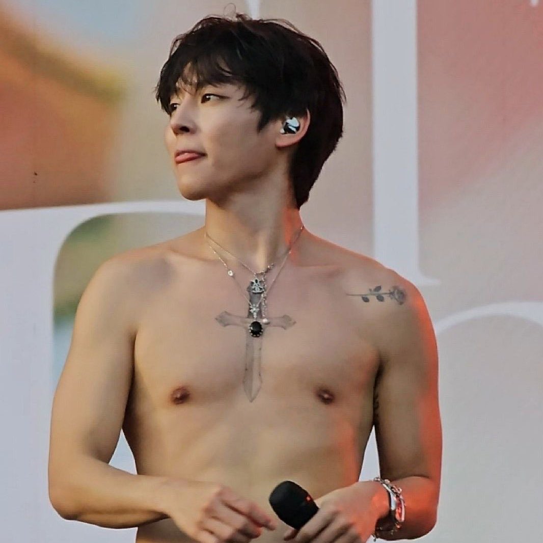 lindreycnda_'s tweet photo. 2/4 The Rose Shirtless/topless/half naked onstage CUZ WHY NOT… A SAGA! 🤯

I wonder who’s next…. Place your bets 🫣
☑️ WOOSUNG
❎ DOJOON
☑️ HAJOON
❎ JAEHYEONG https://t.co/N2IFIwrQh3