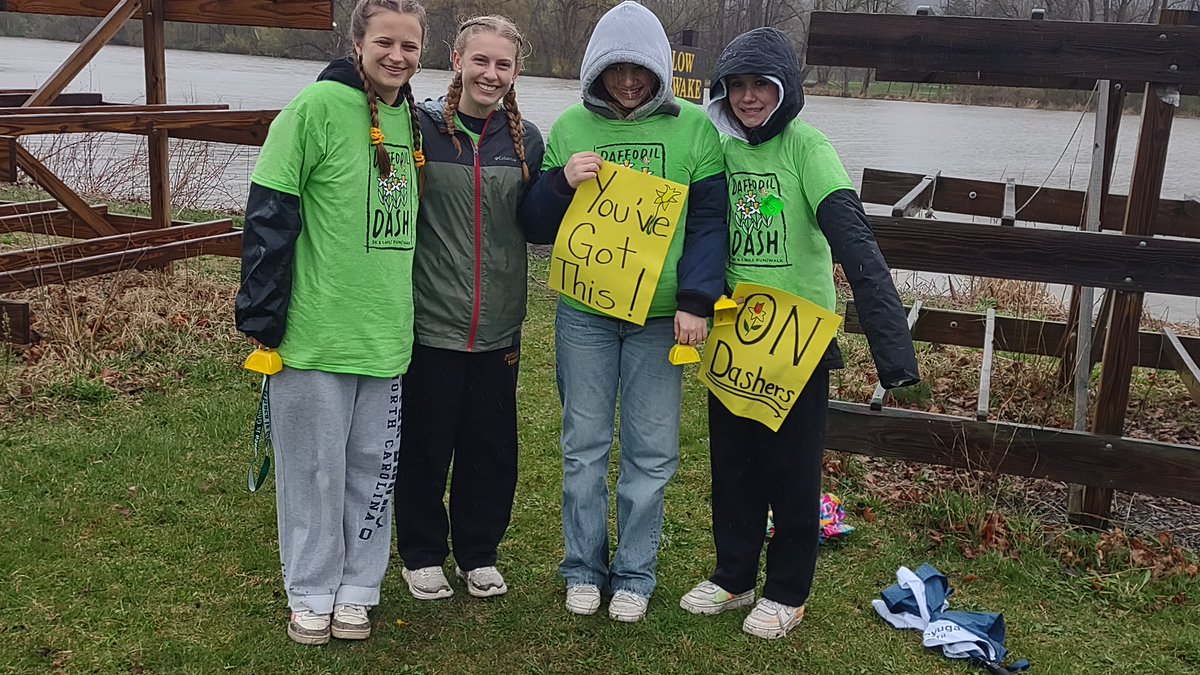 A big shout out to the <a href="/TennisIthaca/">IthacaVarsityTennis</a> scholars who braved the cold and rain on Saturday to volunteer at the Daffodil Dash!

@AthleticsICSD <a href="/TU4Community/">Team Up 4 Community</a>