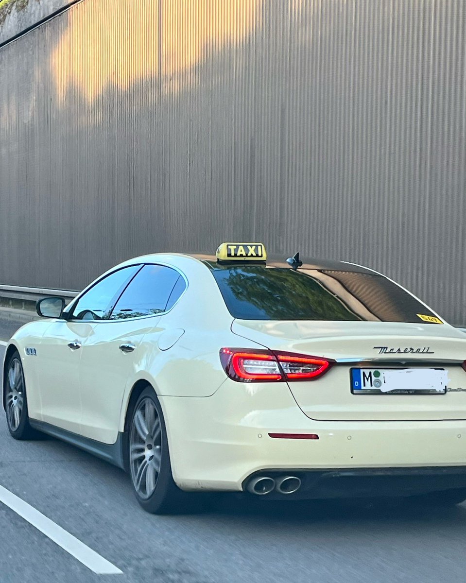 Maserati-Taxi. Gibt’s auch nur in München. 😂 #LoveThatCity ❤️