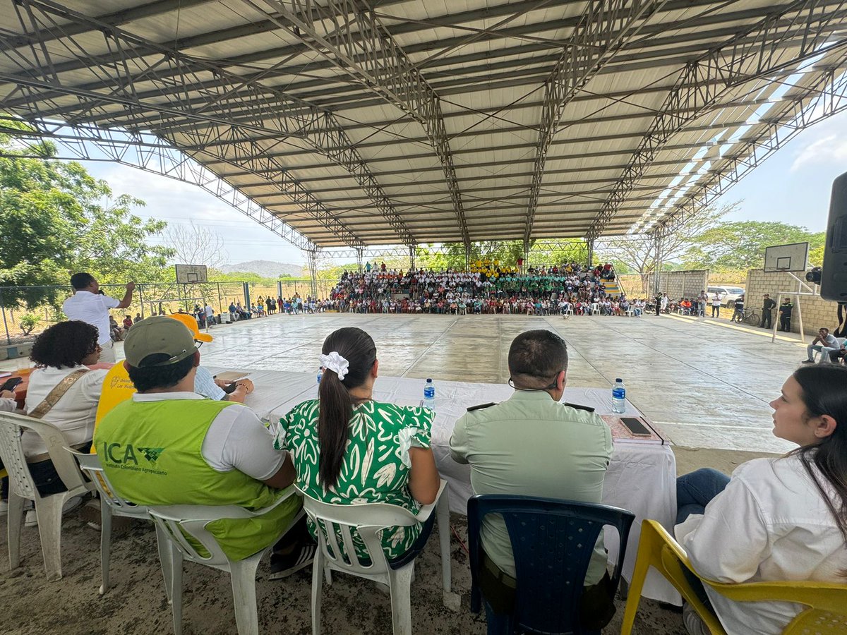 PoliciAtlantico's tweet photo. #AEstaHora | nos encontramos acompañando y escuchando a la Mesa Campesina y Víctimas del conflicto armado realizada en el corregimiento de #Pendales en el municipio de #Luruaco.

#TrinomioDeLaSeguridad https://t.co/DXFene2CCe