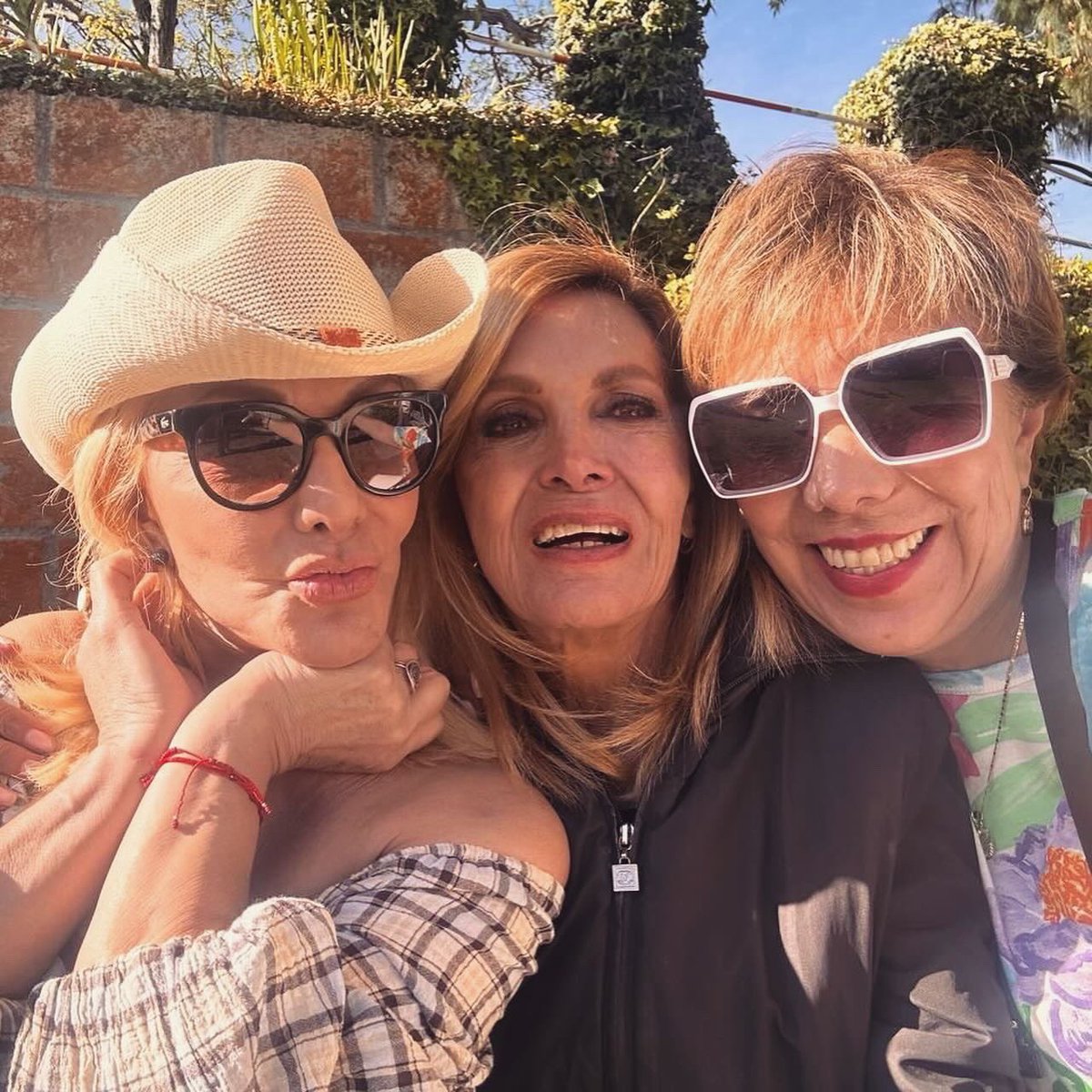 OliviaCollinsMX's tweet photo. Los días son largos pero los años son cortos 🥲 Amor y agradecimiento infinito a todos los que participaron en esta celebración tan memorable de mi nieto 🥹 Al rato les comparto detalle del precioso show de @magojackelduende 🫶🏼 🪄 🐶
#oliviacollins #vidacollins #abuela #cumple https://t.co/vnbvTnH31g