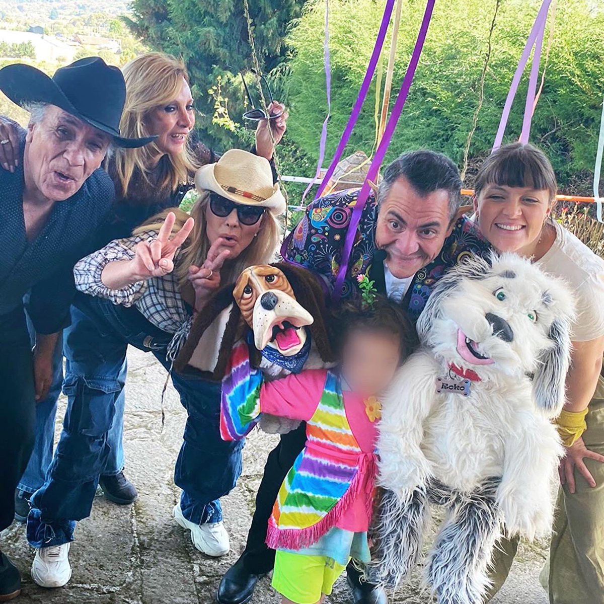 OliviaCollinsMX's tweet photo. Los días son largos pero los años son cortos 🥲 Amor y agradecimiento infinito a todos los que participaron en esta celebración tan memorable de mi nieto 🥹 Al rato les comparto detalle del precioso show de @magojackelduende 🫶🏼 🪄 🐶
#oliviacollins #vidacollins #abuela #cumple https://t.co/vnbvTnH31g