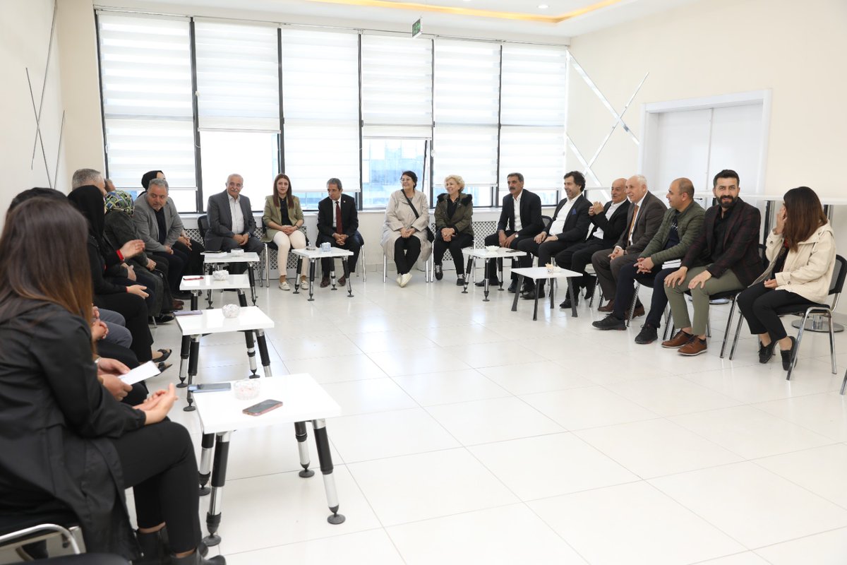 ipekyolubeltr's tweet photo. Belediye Eşbaşkanlarımıza hayırlı olsun ziyaretleri devam ediyor. Bu kapsamda geçmiş dönemde CHP Van İl Başkanlığı yapan Sn. Cemal Şen ve beraberindekiler belediyemize ziyarette bulunarak, eşbaşkanlarımıza hayırlı olsun dileklerini ilettiler. https://t.co/NwbiFB1l97