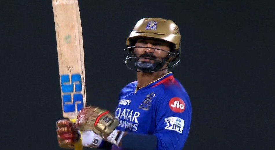 SPORTYVISHAL's tweet photo. WTF is this batting Dinesh Karthik, it is brutal, it is crazy 🤯. https://t.co/IOhXGEmv1X