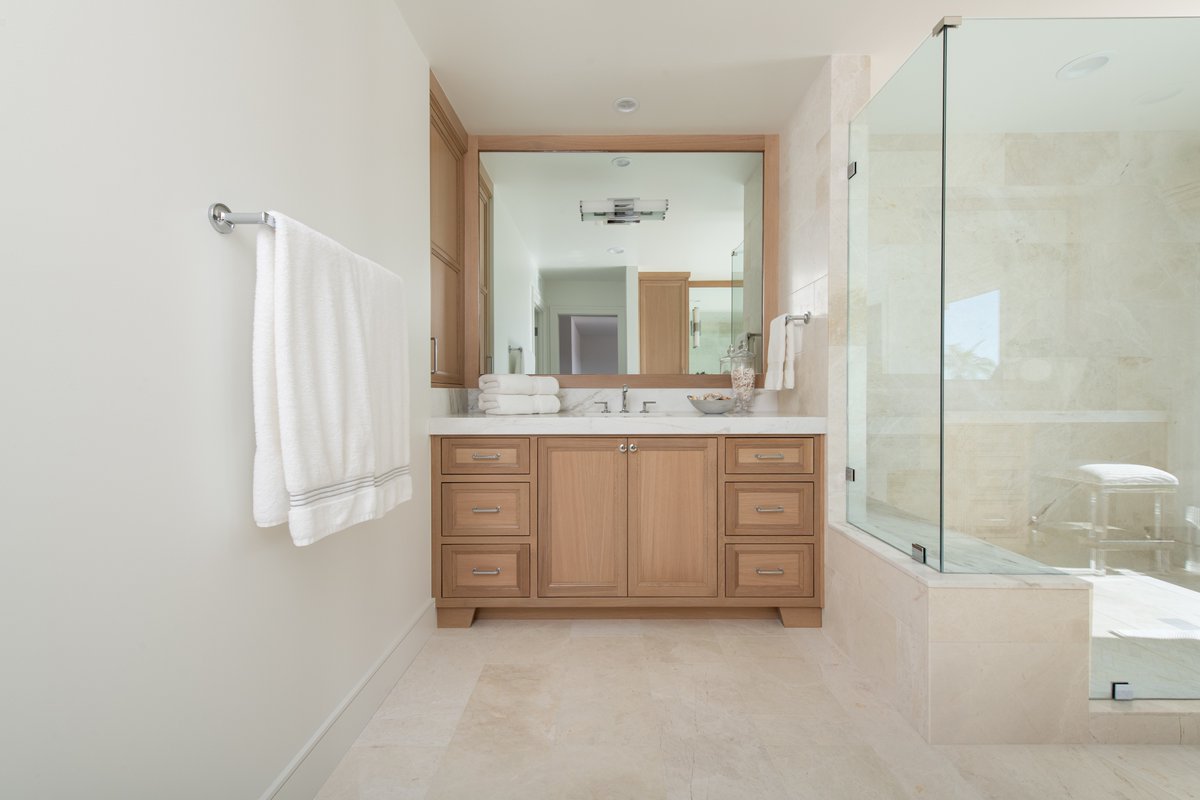 We are in love with the soft neutral look of this vanity in our #niguelshores master bathroom.

📷: @leighannrowe