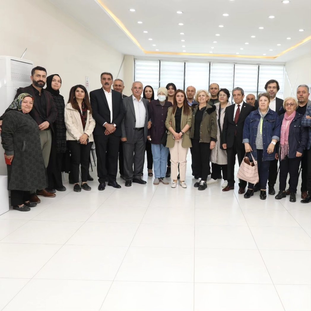 ipekyolubeltr's tweet photo. Belediye Eşbaşkanlarımıza hayırlı olsun ziyaretleri devam ediyor. Bu kapsamda geçmiş dönemde CHP Van İl Başkanlığı yapan Sn. Cemal Şen ve beraberindekiler belediyemize ziyarette bulunarak, eşbaşkanlarımıza hayırlı olsun dileklerini ilettiler. https://t.co/NwbiFB1l97