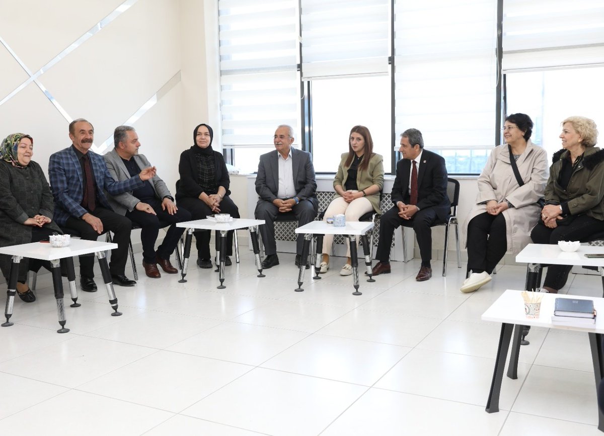 ipekyolubeltr's tweet photo. Belediye Eşbaşkanlarımıza hayırlı olsun ziyaretleri devam ediyor. Bu kapsamda geçmiş dönemde CHP Van İl Başkanlığı yapan Sn. Cemal Şen ve beraberindekiler belediyemize ziyarette bulunarak, eşbaşkanlarımıza hayırlı olsun dileklerini ilettiler. https://t.co/NwbiFB1l97