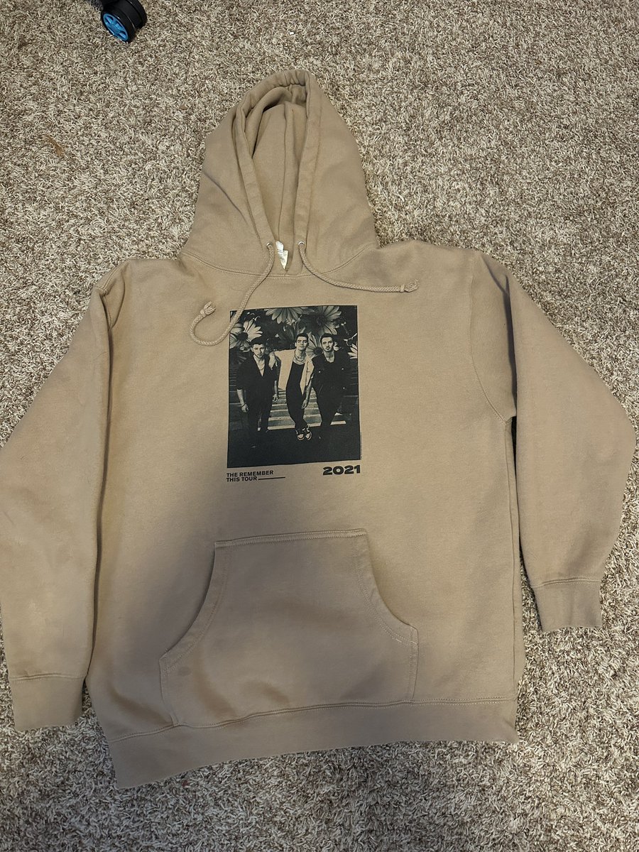 intotheairwaves's tweet photo. MERCH 4 SALE!! Thread incoming. One item per post.
Item 1: JONAS BROTHERS REMEMBER THIS TOUR HOODIE - XL, $40
US only, prices do NOT include shipping. PayPal g&s only unless I know and trust you.
#jonasbrothers #jonas #jonasbrothersmerch #rememberthistour https://t.co/WBoIdffbZY