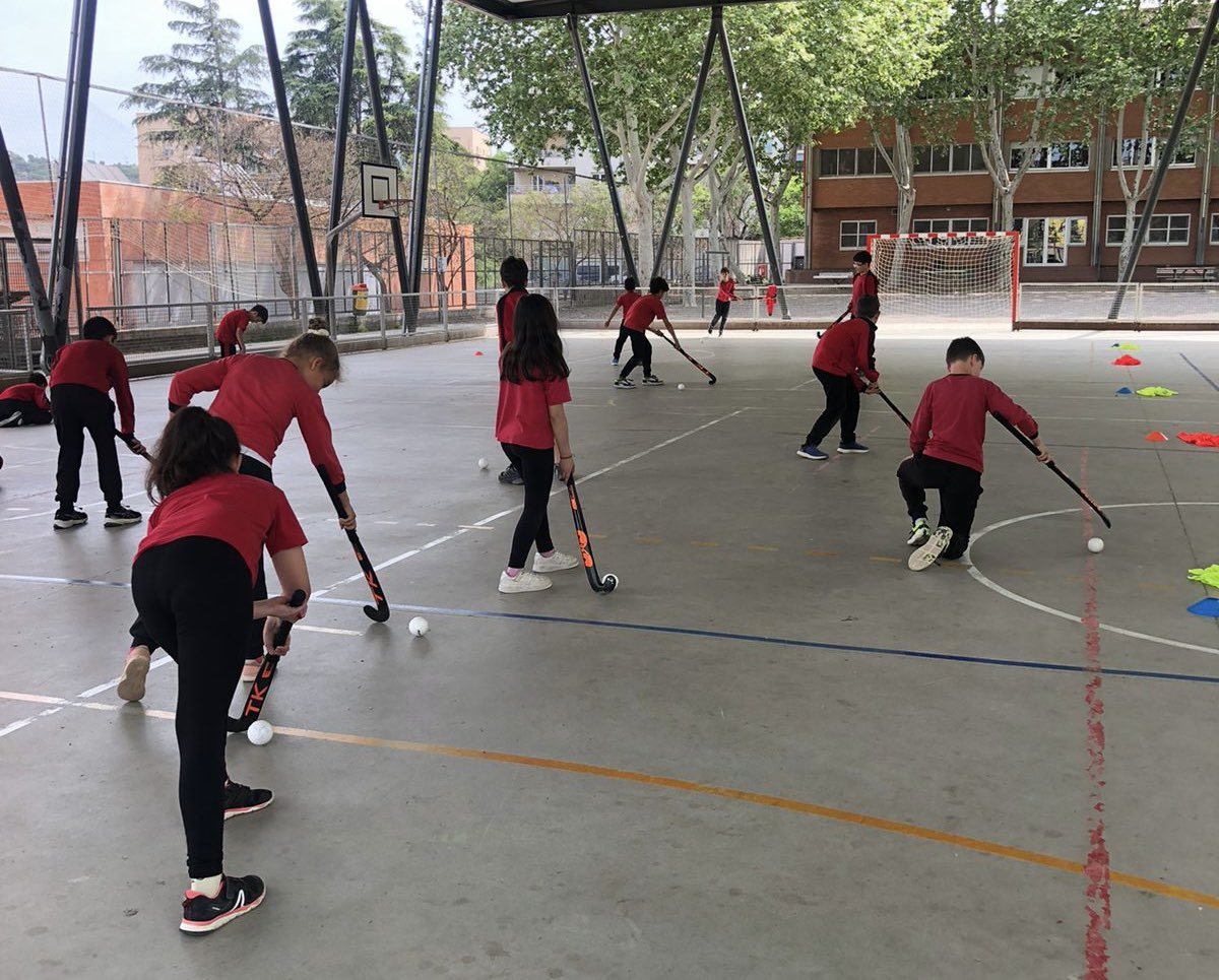 😍 Avui hem tingut el plaer de visitar l'Escola Migdia de #Girona 👏🏻 Amb una gran rebuda, hem pogut compartir la passió pel nostre esport i veure com els més joves s'impregnen de l'emoció del hockey Continuem treballant per promoure i inspirar nous talents💪🏻 #SomFederació