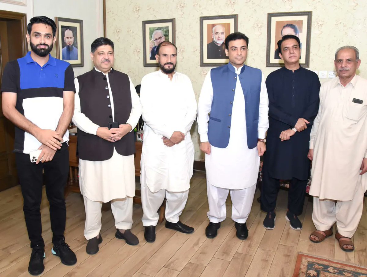 ShoaibSiddiqui_'s tweet photo. عوام کا انتخاب ۔۔۔جیتے گا شیر و عقاب

 مسلم لیگ ن کے نائب صدر و ایم این اے میاں حمزہ شہباز شریف سے ملاقات ہوئی اور الیکشن کمپین اور دیگر امور پر تبادلہ خیال کیا۔
 اس موقعے پر صوبائی وزیر خواجہ سلمان رفق ،سابق ایم پی اے چوہدری شہباز، خواجہ عمران نذیر بھی موجود تھے
#VoteforEagle https://t.co/PGzCfbhZ5O