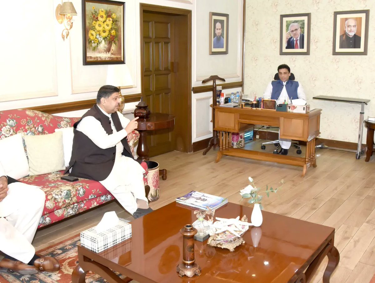ShoaibSiddiqui_'s tweet photo. عوام کا انتخاب ۔۔۔جیتے گا شیر و عقاب

 مسلم لیگ ن کے نائب صدر و ایم این اے میاں حمزہ شہباز شریف سے ملاقات ہوئی اور الیکشن کمپین اور دیگر امور پر تبادلہ خیال کیا۔
 اس موقعے پر صوبائی وزیر خواجہ سلمان رفق ،سابق ایم پی اے چوہدری شہباز، خواجہ عمران نذیر بھی موجود تھے
#VoteforEagle https://t.co/PGzCfbhZ5O
