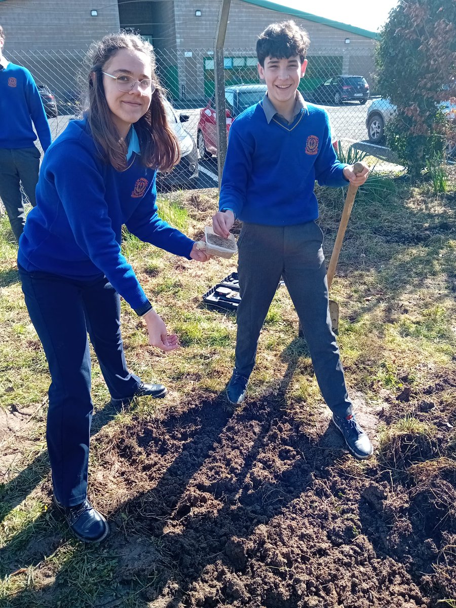 Goodbye to Raquel and Hugo, who return to Spain recently, sowing some grass seed before they left .