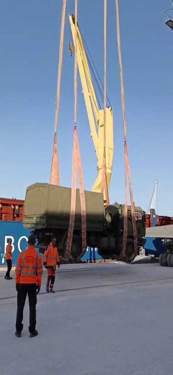 FUTER_ET's tweet photo. El convoy del Grupo de Obtención por Sistemas Aéreos nº IV (GROSA IV) del Regimiento de Inteligencia nº 1 #RINT1 que participará en el ejercicio Swift Response 24 en #Rumania, ha embarcado en el puerto de #Castellón. El ejercicio está enmarcado en el “Defender Europe 24”. https://t.co/rx0sKoG86s