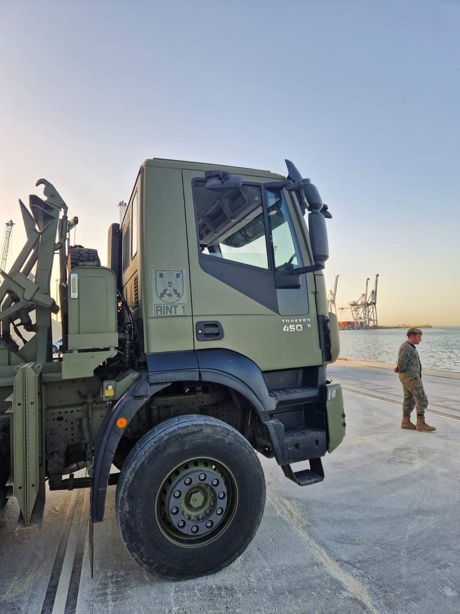 FUTER_ET's tweet photo. El convoy del Grupo de Obtención por Sistemas Aéreos nº IV (GROSA IV) del Regimiento de Inteligencia nº 1 #RINT1 que participará en el ejercicio Swift Response 24 en #Rumania, ha embarcado en el puerto de #Castellón. El ejercicio está enmarcado en el “Defender Europe 24”. https://t.co/rx0sKoG86s