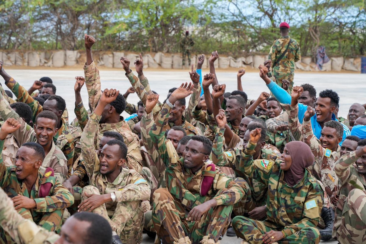 Pres @HassanSMohamud visited National Army training schools, praising troops heading to the front lines & some going to receive high-level training in Turkey. In a spirited speech, he expressed confidence in defeating terrorism & building a strong National Army. #SomaliaArmy