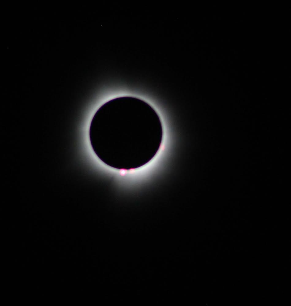 Deltoro_PR's tweet photo. @DruePhoto I bought a Rebel T6 for the eclipse, 300mm kit lens. Couldn’t get it to focus. My roomate, someone with no experience with cameras took a breath taking photo of totality on his iPhone and it’s so much more detailed than mine.. https://t.co/ZCwA3zwhi2