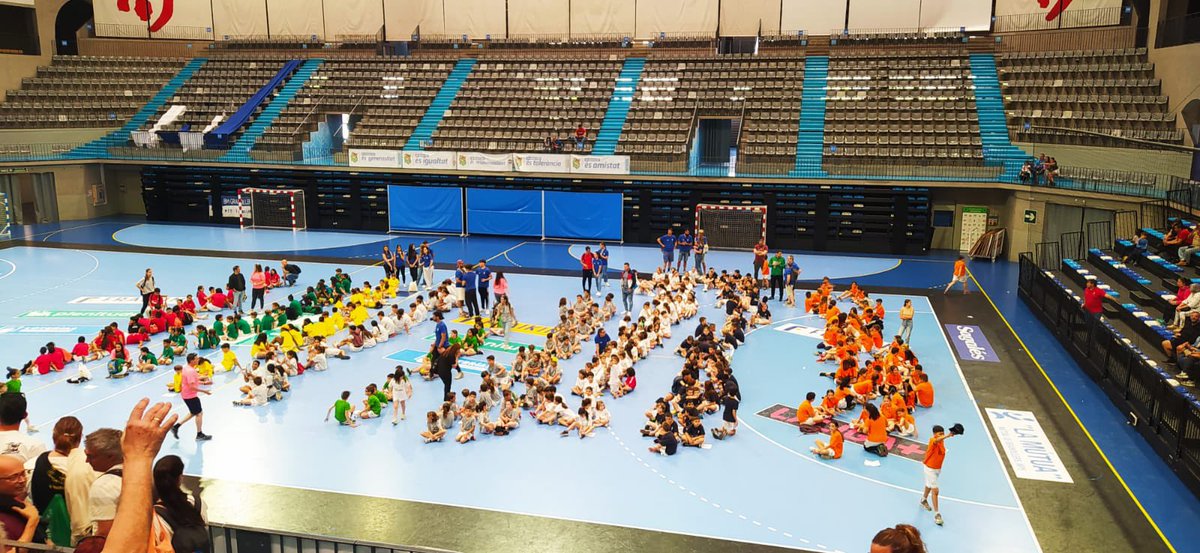 EscolaGiroi's tweet photo. Ahir diumenge, un grup d’infants de l’escola van participar a la Trobada d’handbol escolar Coaliment 2024. S’ho van passar molt bé!
Gràcies @chlagarriga pels entrenaments previs i l’acompanyament dels diferents equips 🤾‍♀️🤾
@CoalimentOR @BMGranollers https://t.co/V9fdi395BU