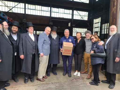 I joined elected leaders and neighbors in Brooklyn Navy Yard this weekend for the Annual Passover Food Distribution organized by UJO Williamsburg and the @MetCouncil Families rely on the support of these networks for their holiday meals; I am grateful to be a part of this effort