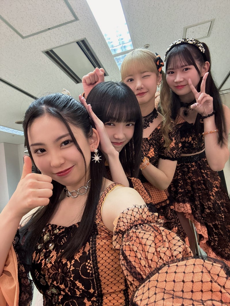 240415 Sakurai Rio's blog
'I was with those members in the dressing room!
Yokoyama-san and 15ki 🫶🏻
So cute
We always laughed together during the bus trips~~
I've got more pics of us! I'm going to post them little by little!
♡♡♡'

#モーニング娘24 #横山玲奈 #櫻井梨央 #もっと娘