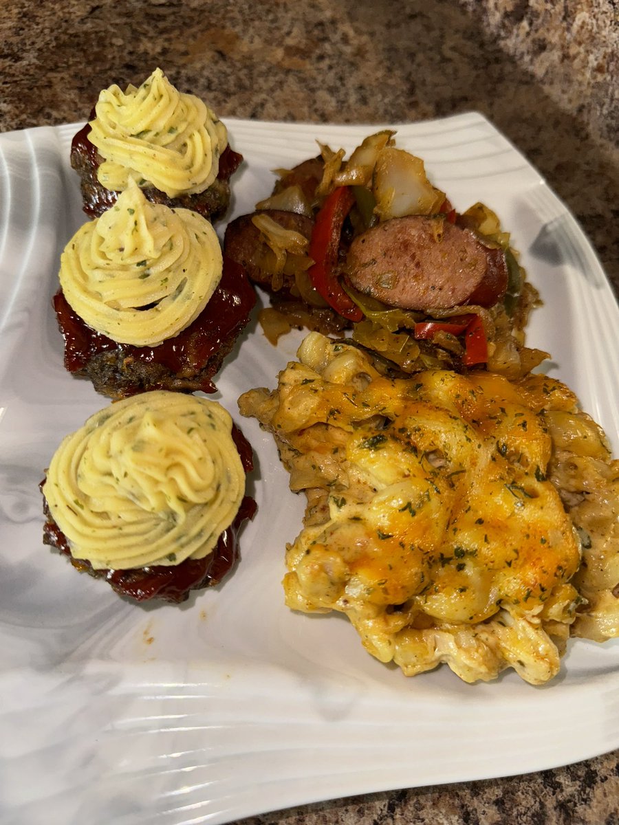 stephkashh's tweet image. Cheesy Jerk Meatloaf Muffins With Mashed Potato Icing, Jerk Mac &amp;amp; Cheese, and Southern Fried Cabbage 🫠🔥