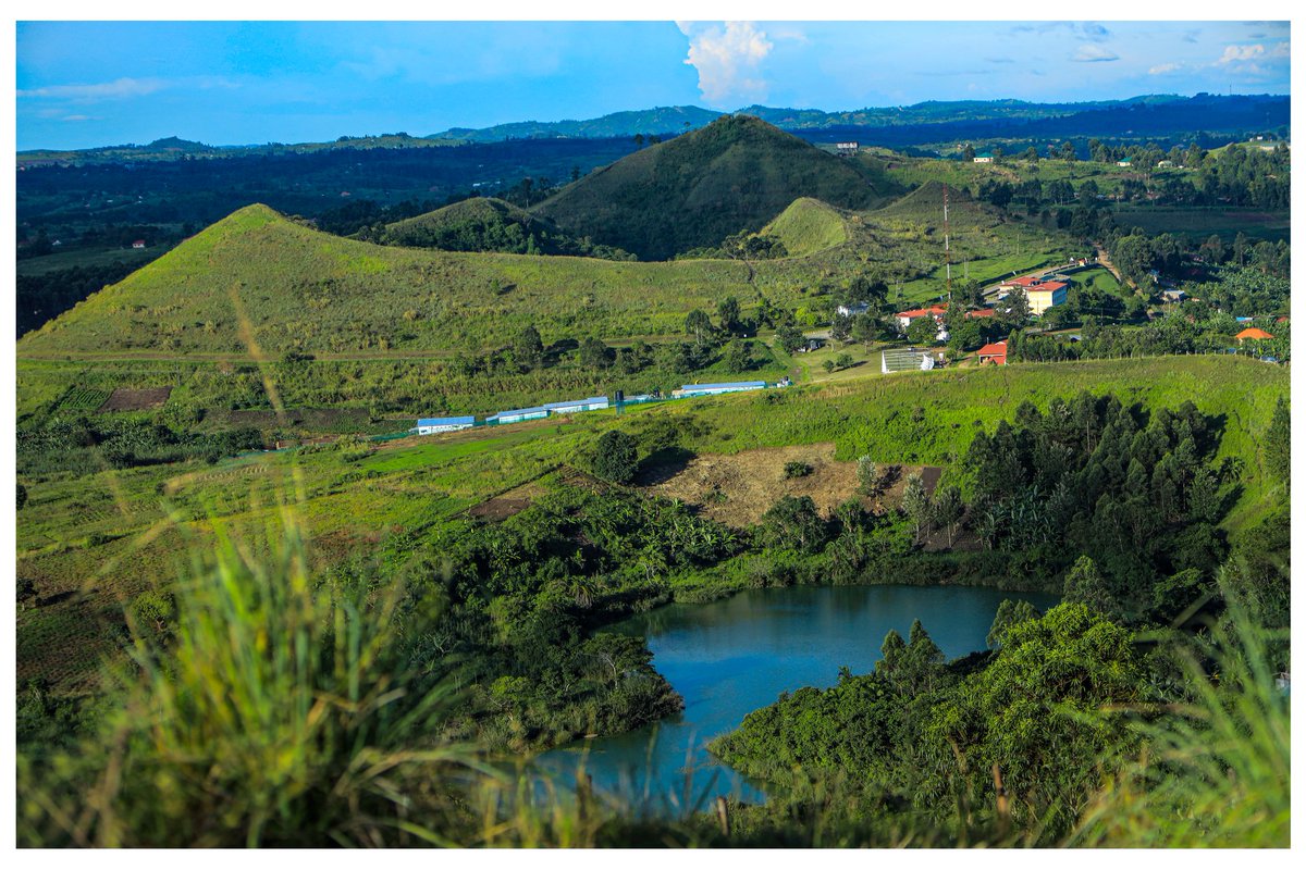 marvinmiles256's tweet image. #FortPortal sits at the foot of the Rwenzori Mountains, also known as the &quot;Mountains of the Moon&quot;. The area around the city is filled with crater lakes, lush green hills, and waterfalls. 
📸 credit @marvinmiles256
#ExploreUganda @MTWAUganda @TourismBoardUg