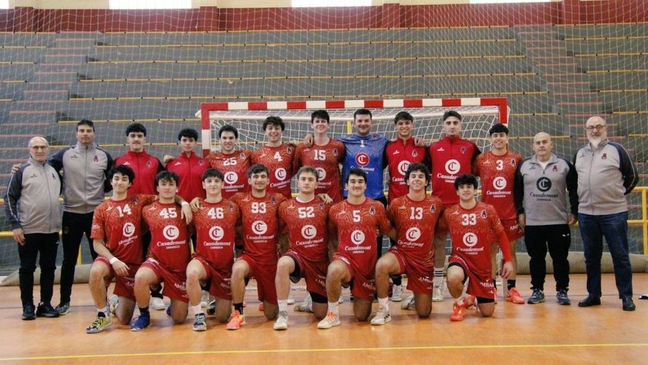 ZaragozaBM's tweet photo. 🔥 Termina la temporada para nuestro junior, dirigido por nuestro jugador @BorgesHand18, quedando terceros de la Liga Regular de Segunda Nacional y clasificados para jugar la Final Four del Campeonato de Aragón. 💪🏽

👏❗️Enhorabuena chicos, buen trabajo ❗️ https://t.co/vZuSoLXg85