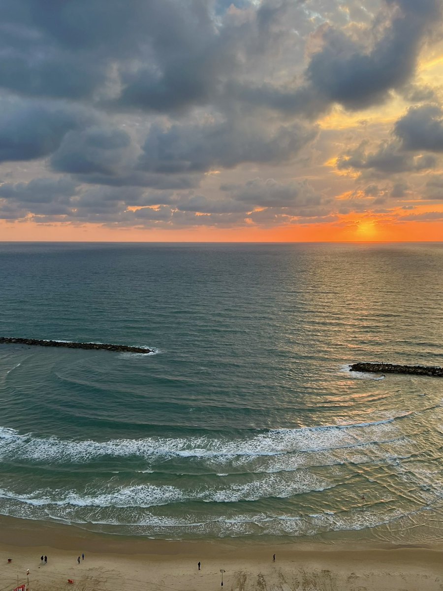 Golden hour in Tel Aviv 🧡💙