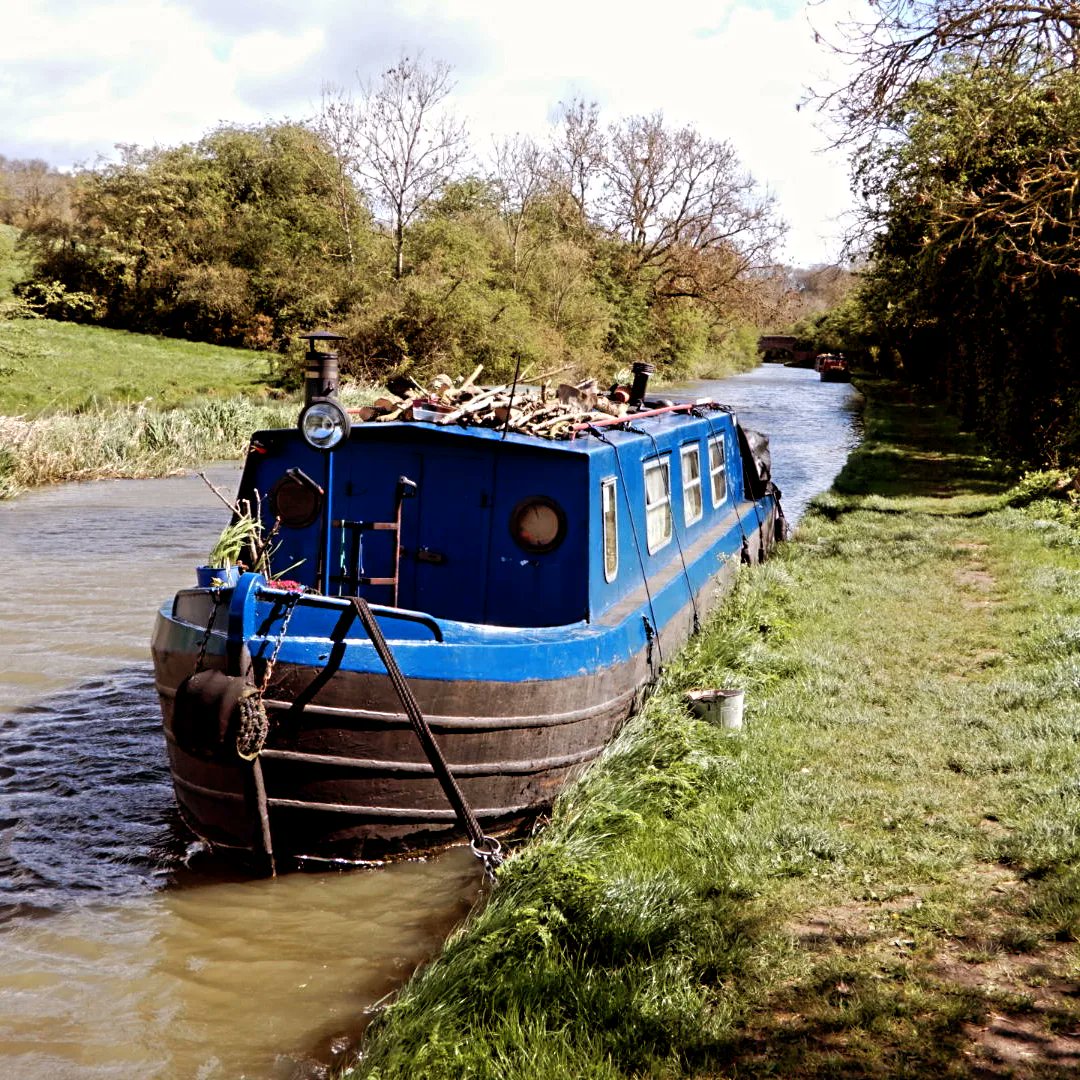 Here are a few narrowboats near where we are staying in England.
#narrowboats 
#grandunioncanal 
#marketharborough 
#theddingworth 
#leicestershire 

Here's the video short...
youtube.com/shorts/ZYKmshE…